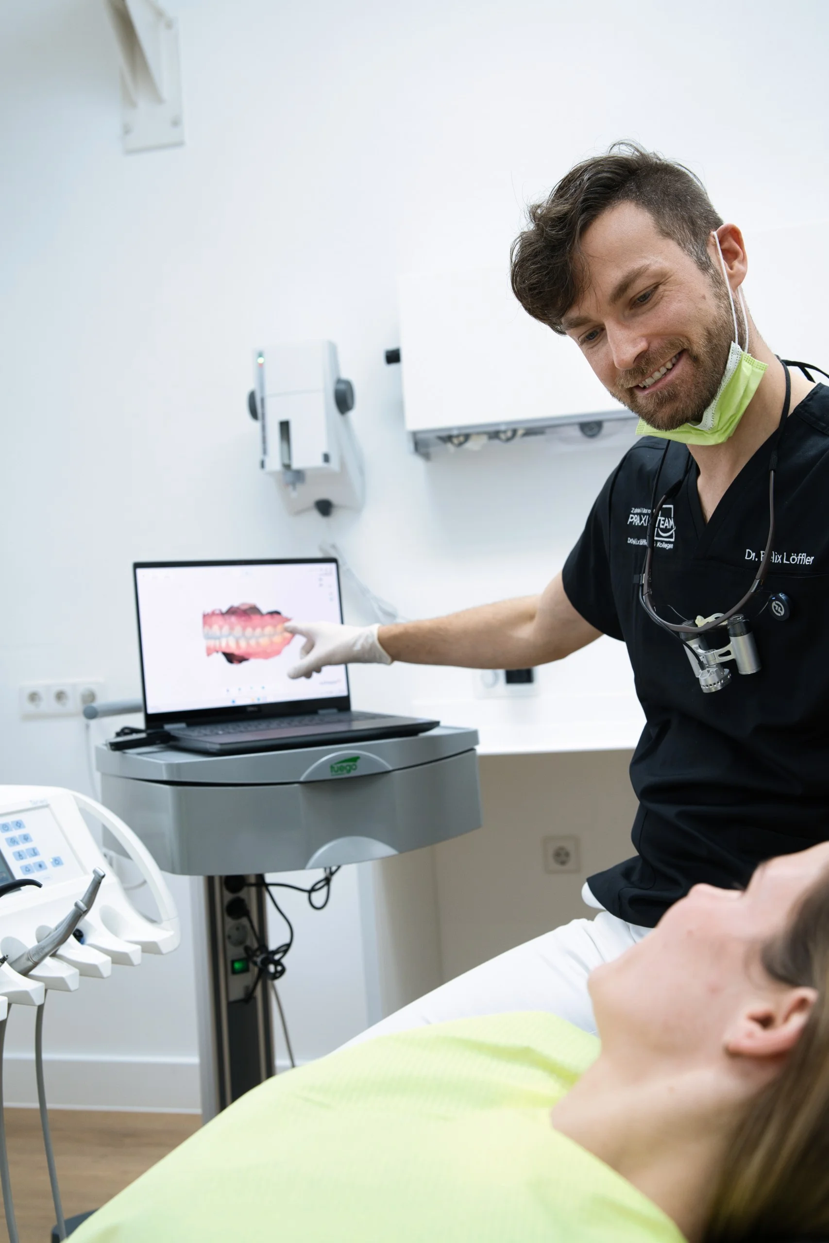 Zahnarzt erläutert einer Patientin den digitalen 3D-Scan ihrer Zähne