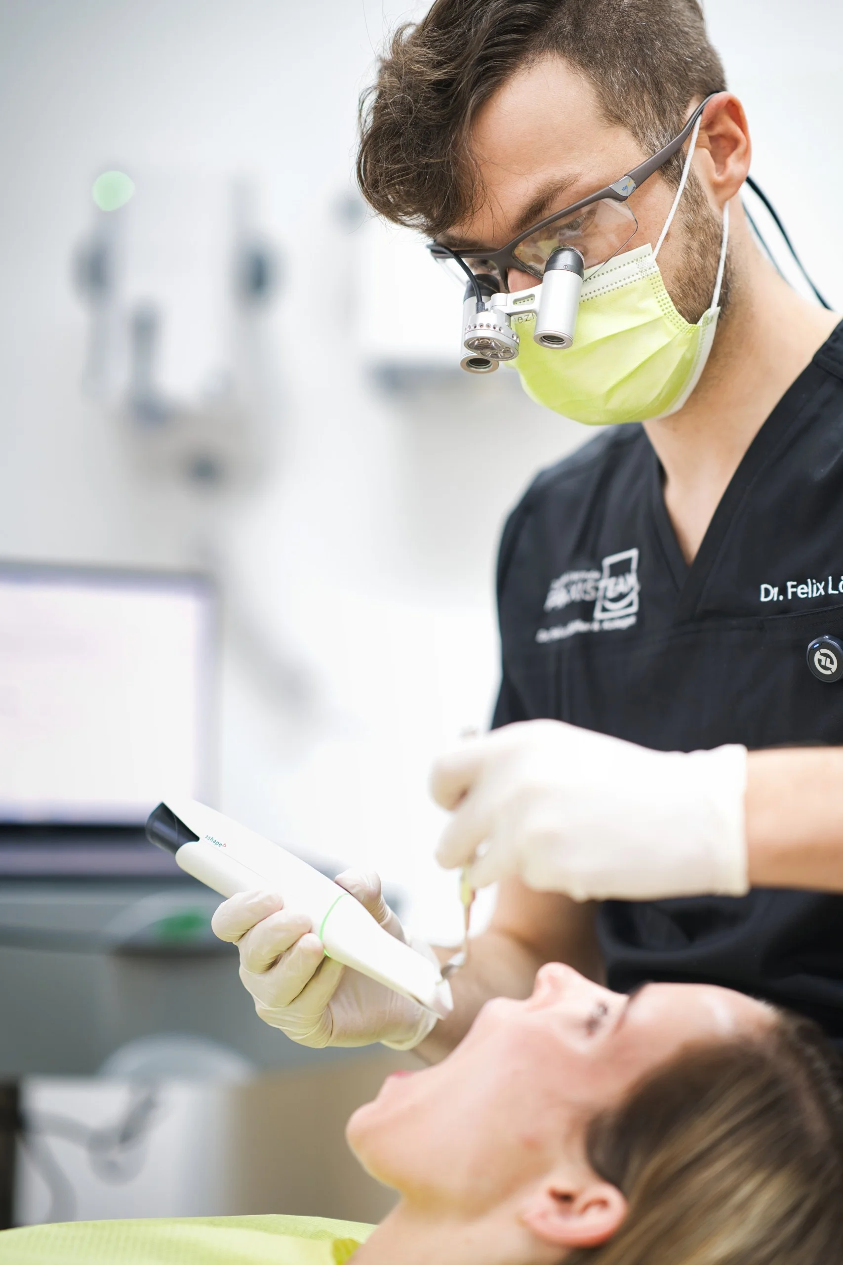 Dr. Felix Löffler führt eine sorgfältig geplante Behandlung für hochwertigen Zahnersatz durch.