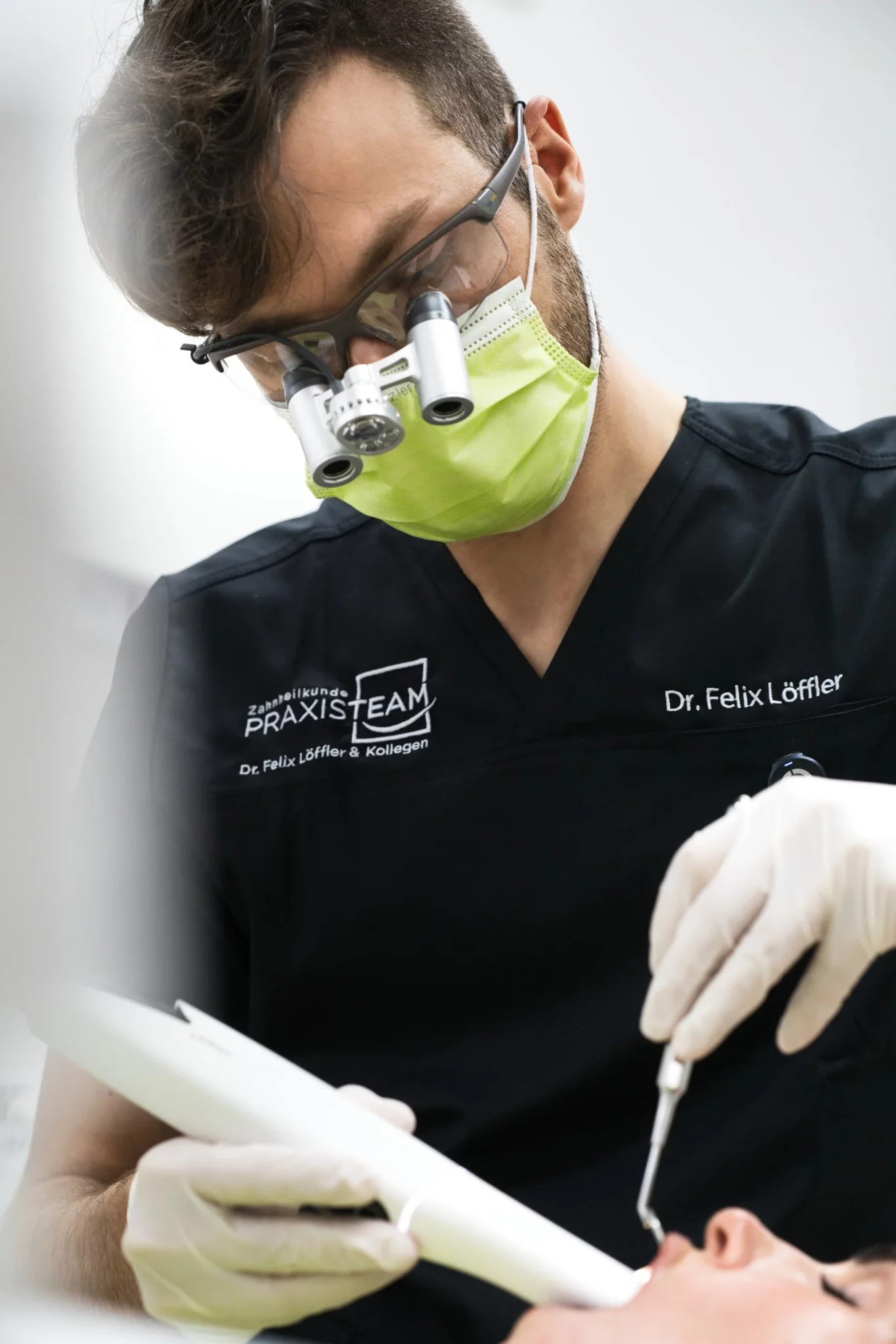 Behandler bei der Zahnbehandlung – Initiativbewerbung bei Zahnheilkunde Praxisteam