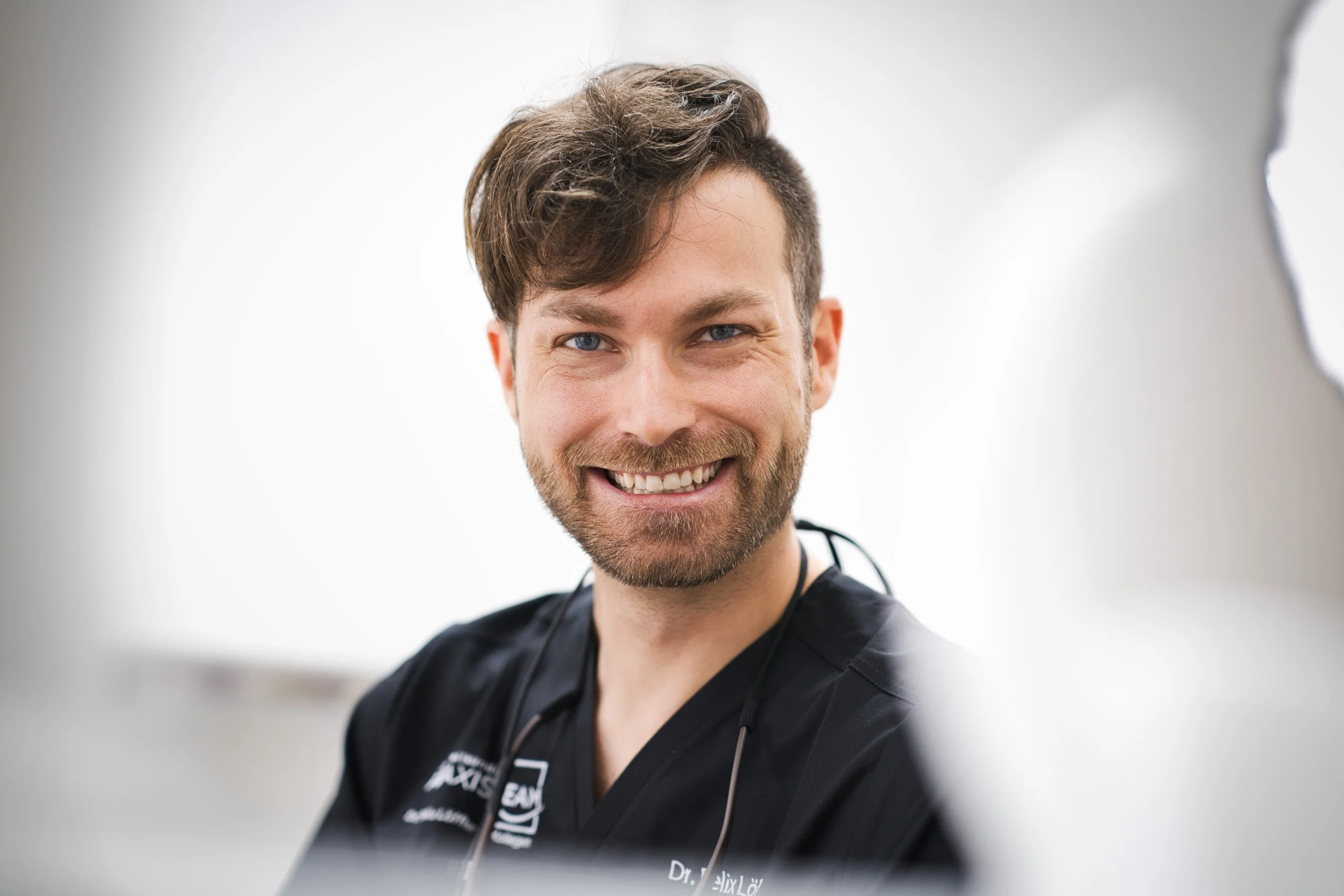Dr. Felix Löffler berät zu Behandlungsalternativen und offenen Fragen vor einer Zahnbehandlung.