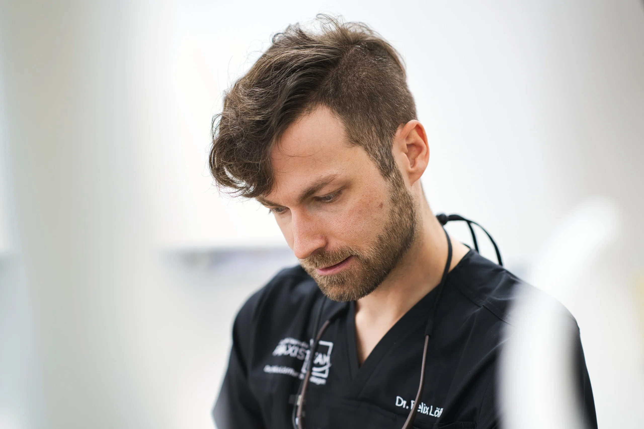 Dr. Felix Löffler bei der konzentrierten Arbeit in der Praxis