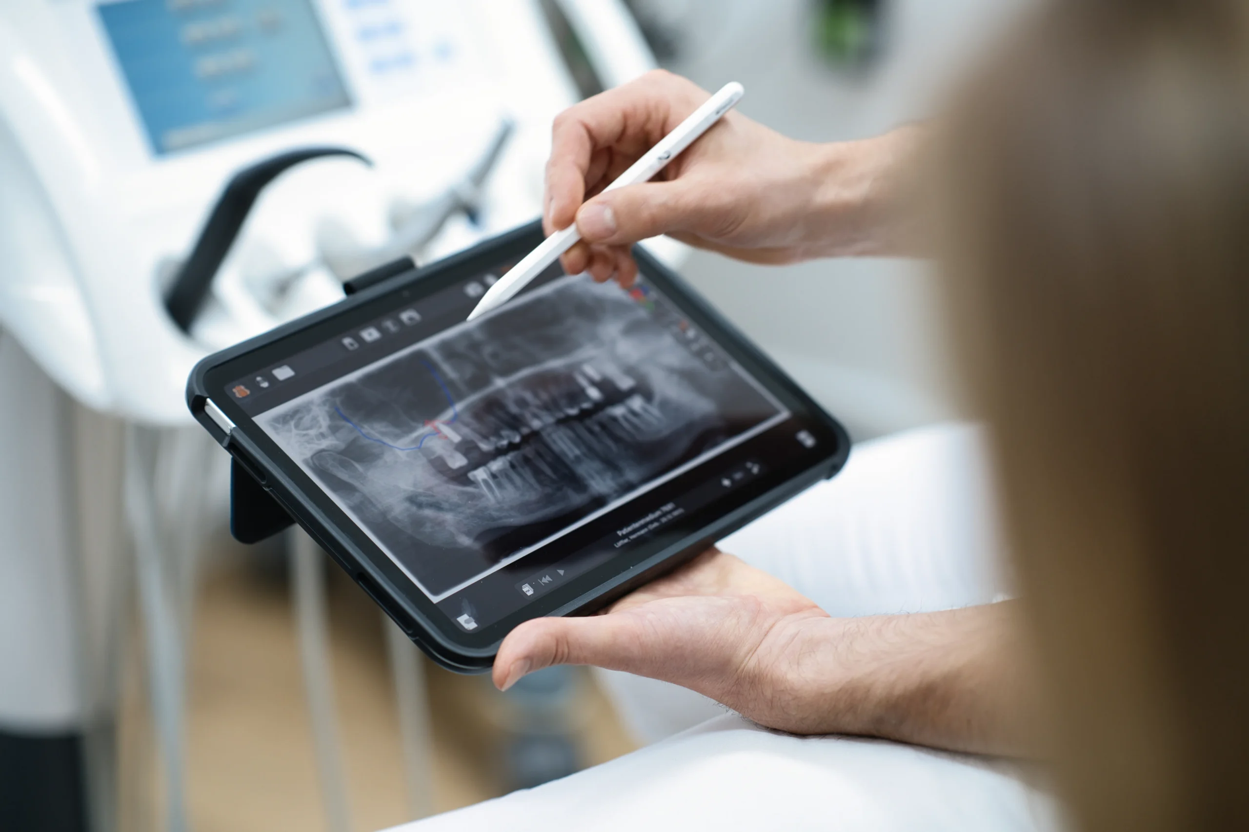 Digitale Zahnaufnahme wird am Tablet ausgewertet