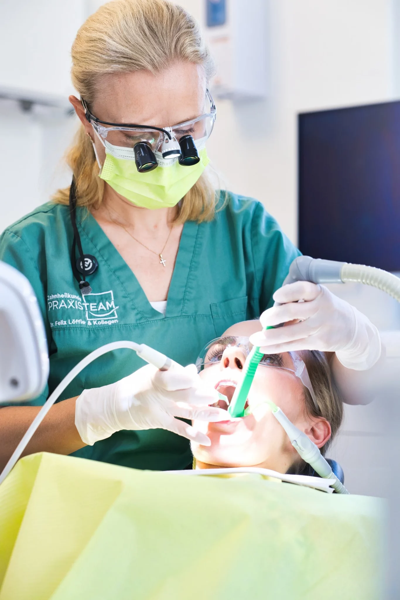 Zahnmedizinische Fachangestellte bei der Prophylaxebehandlung – Stellenangebot ZFA für Prophylaxe / ZMP