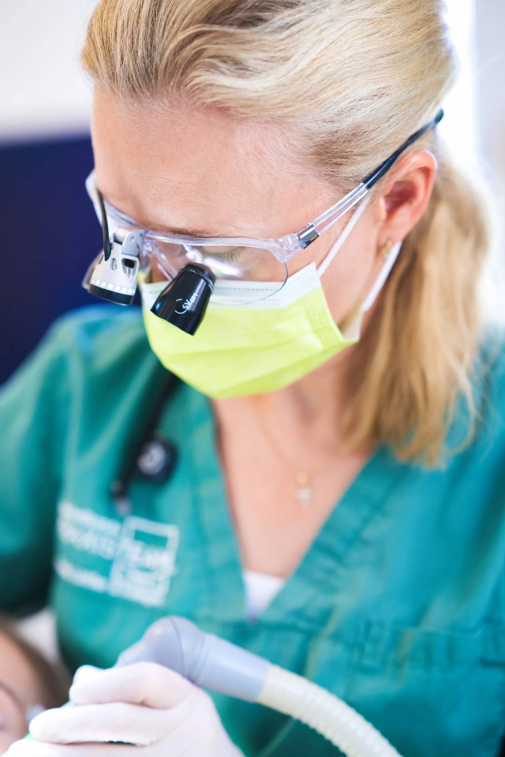 ZMP führt eine professionelle Zahnreinigung bei einem Patienten durch.