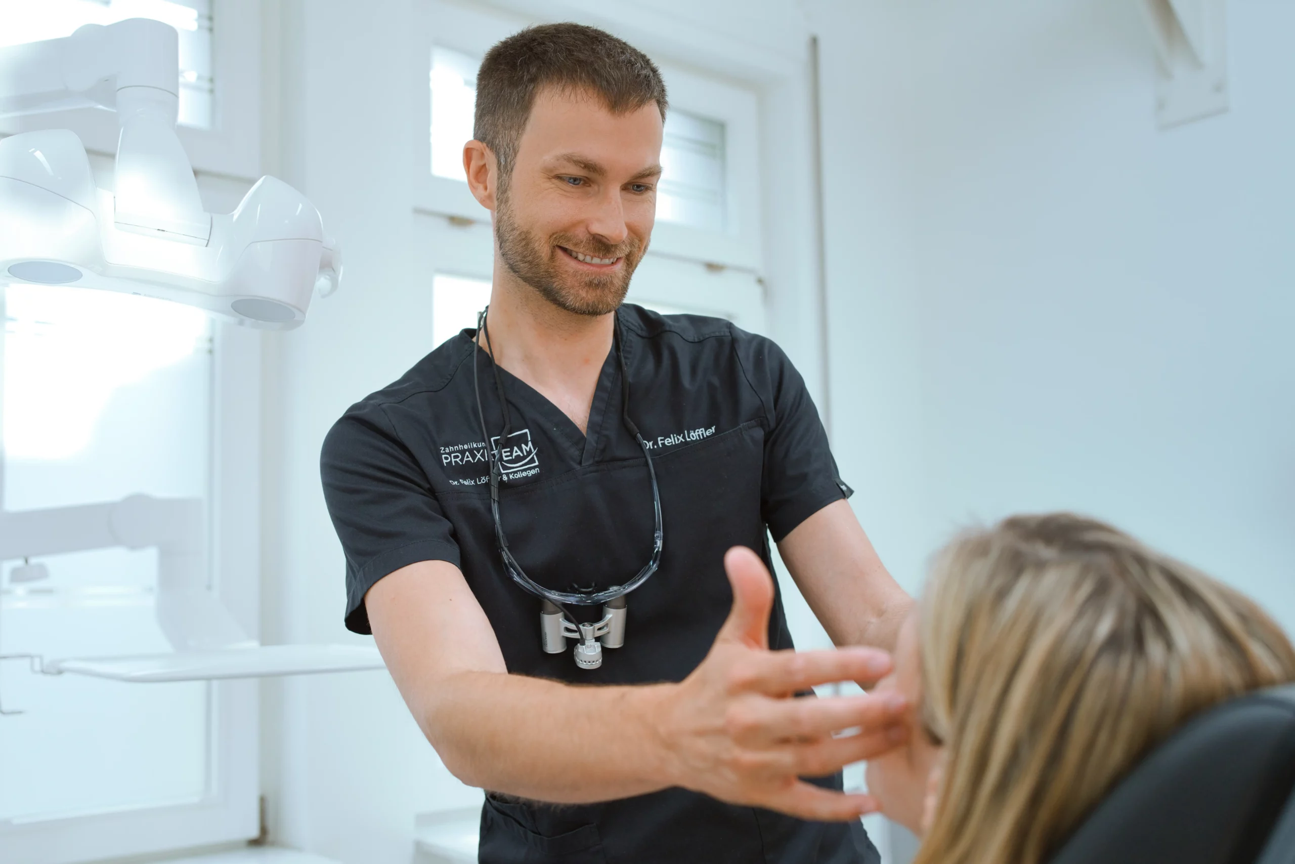 Zahnarzt im Beratungsgespräch zur Botulinumtherapie bei Bruxismus