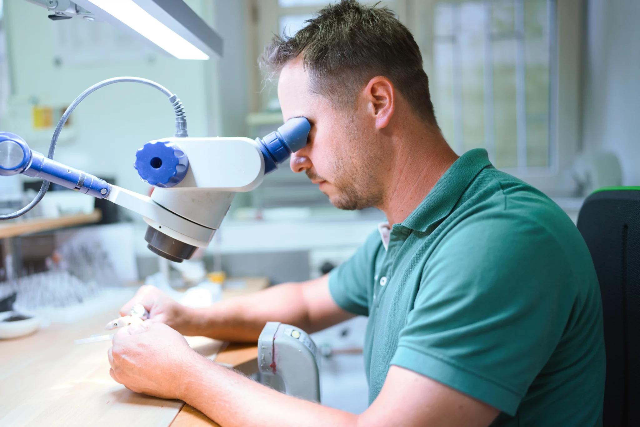 Zahntechniker bei der Arbeit im praxiseigenen Meisterlabor – Stellenangebot Zahntechniker