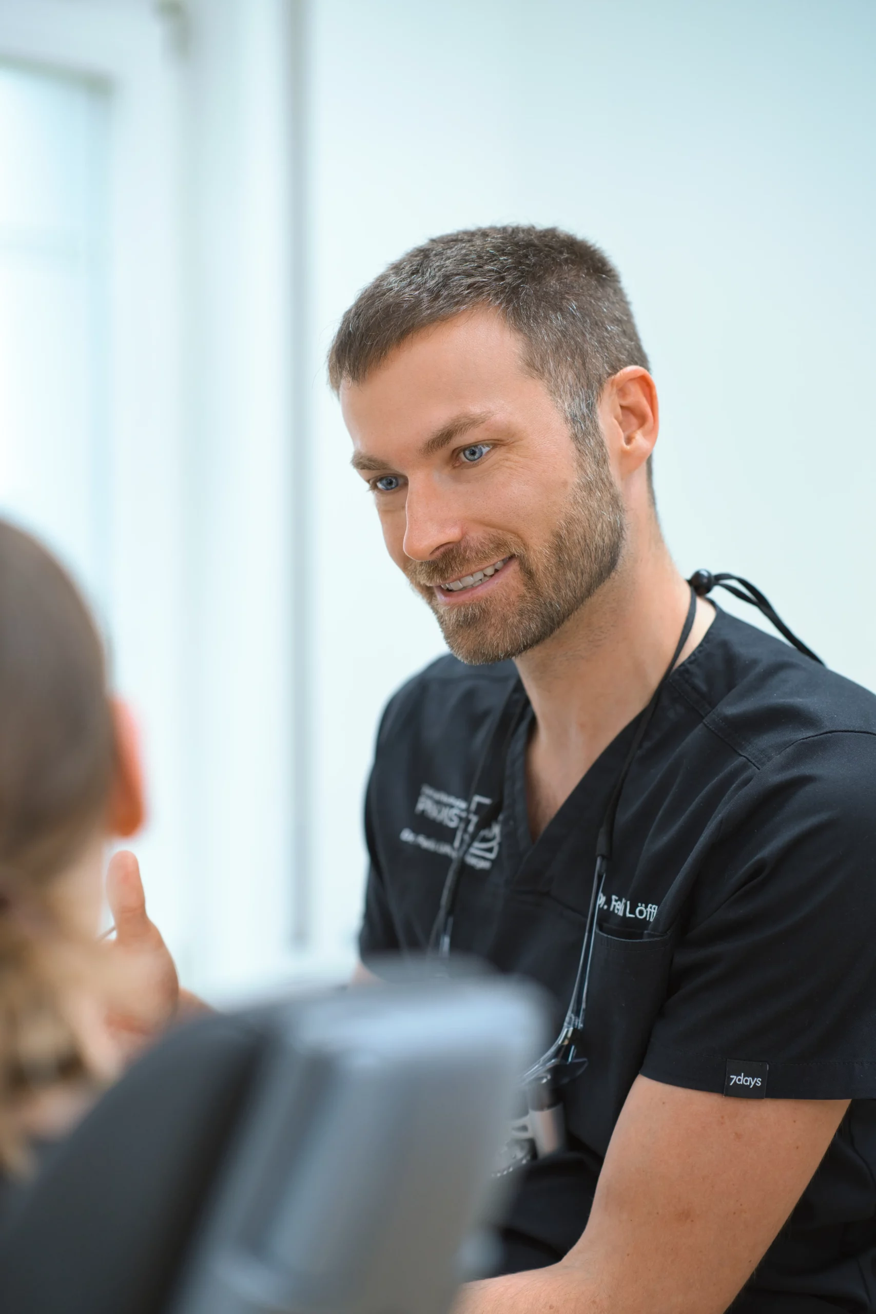 Persönliches Gespräch zwischen Zahnarzt und Patientin