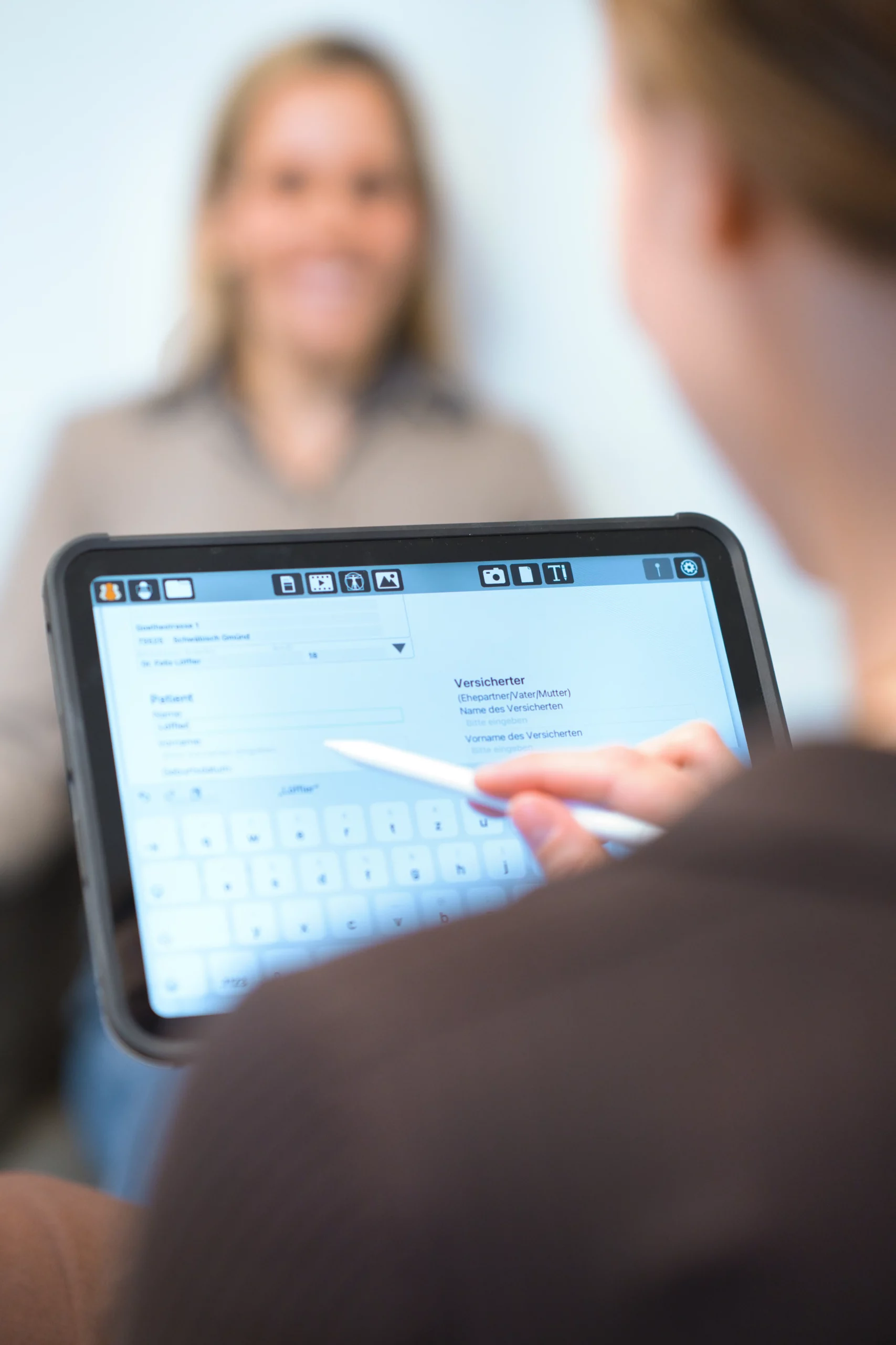 Digitale Patientenaufnahme in einer modernen Zahnarztpraxis