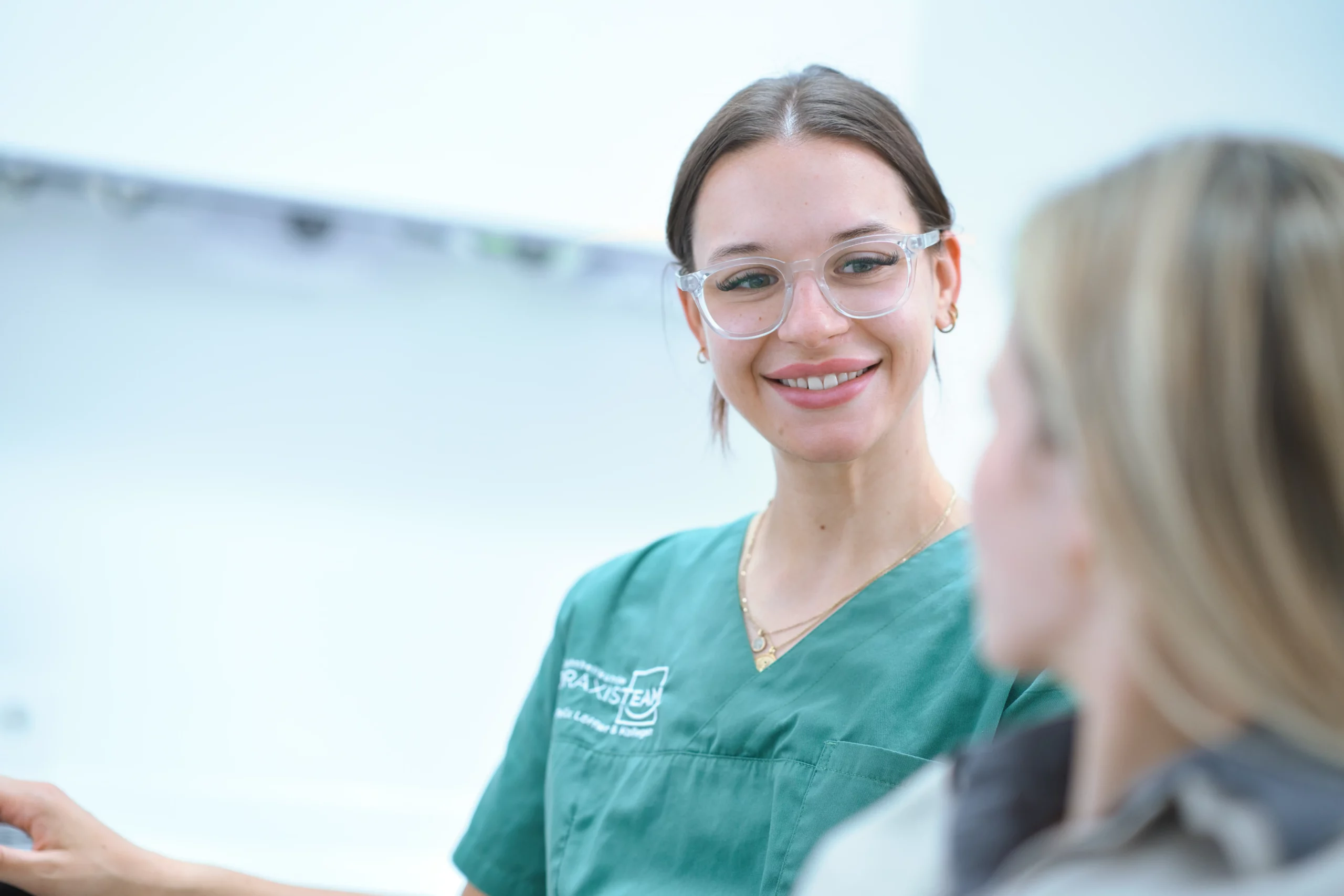 Vertrauensvolle Begleitung bei zahnärztlicher Chirurgie Persönliche Betreuung vor einem zahnchirurgischen Eingriff