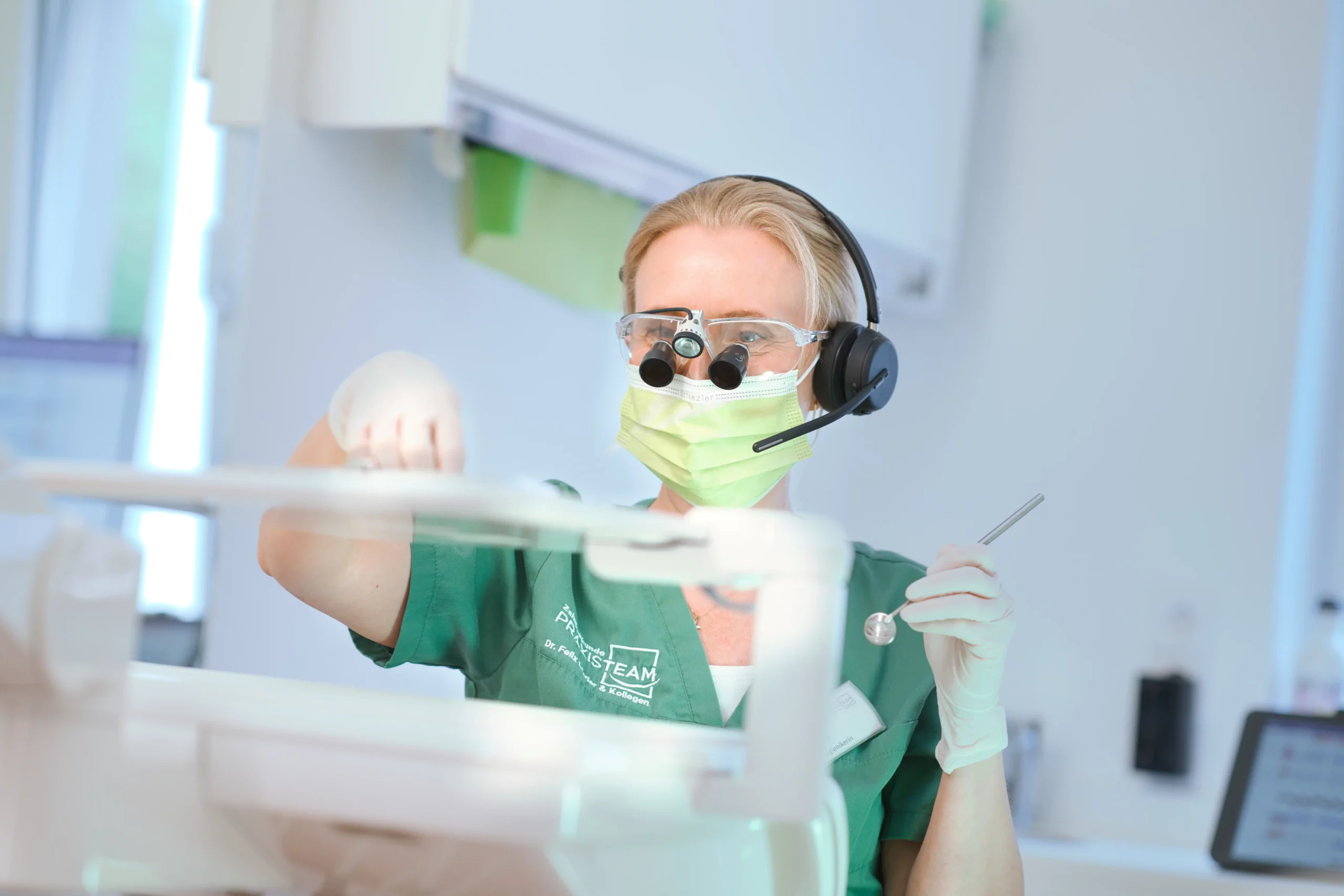 Präzise zahnärztliche Behandlung mit moderner Ausstattung